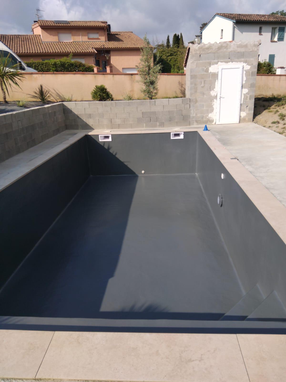 Écofinish anthracite coating — pool interior close-up