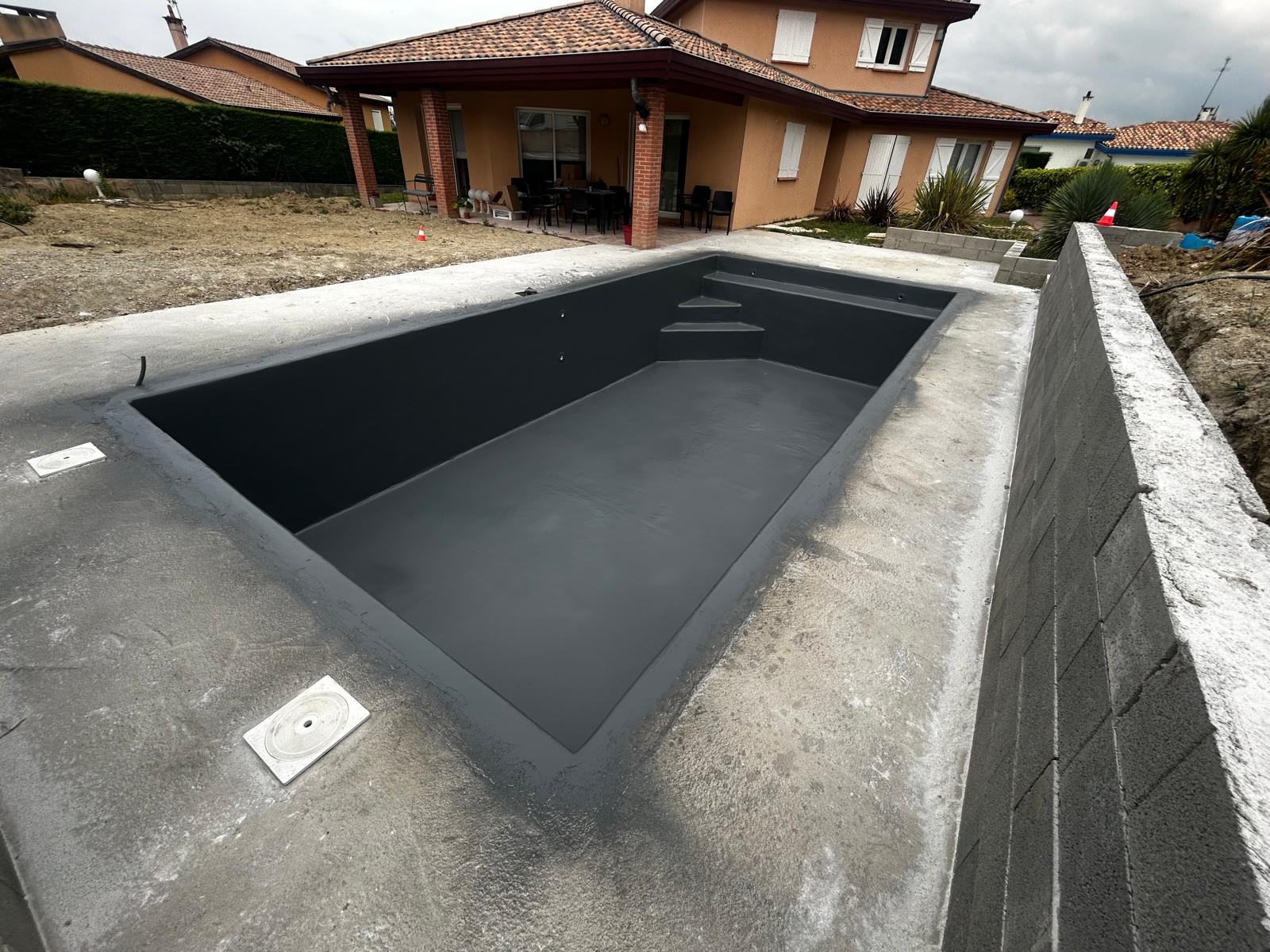 New dark anthracite pool under construction — Perpignan region