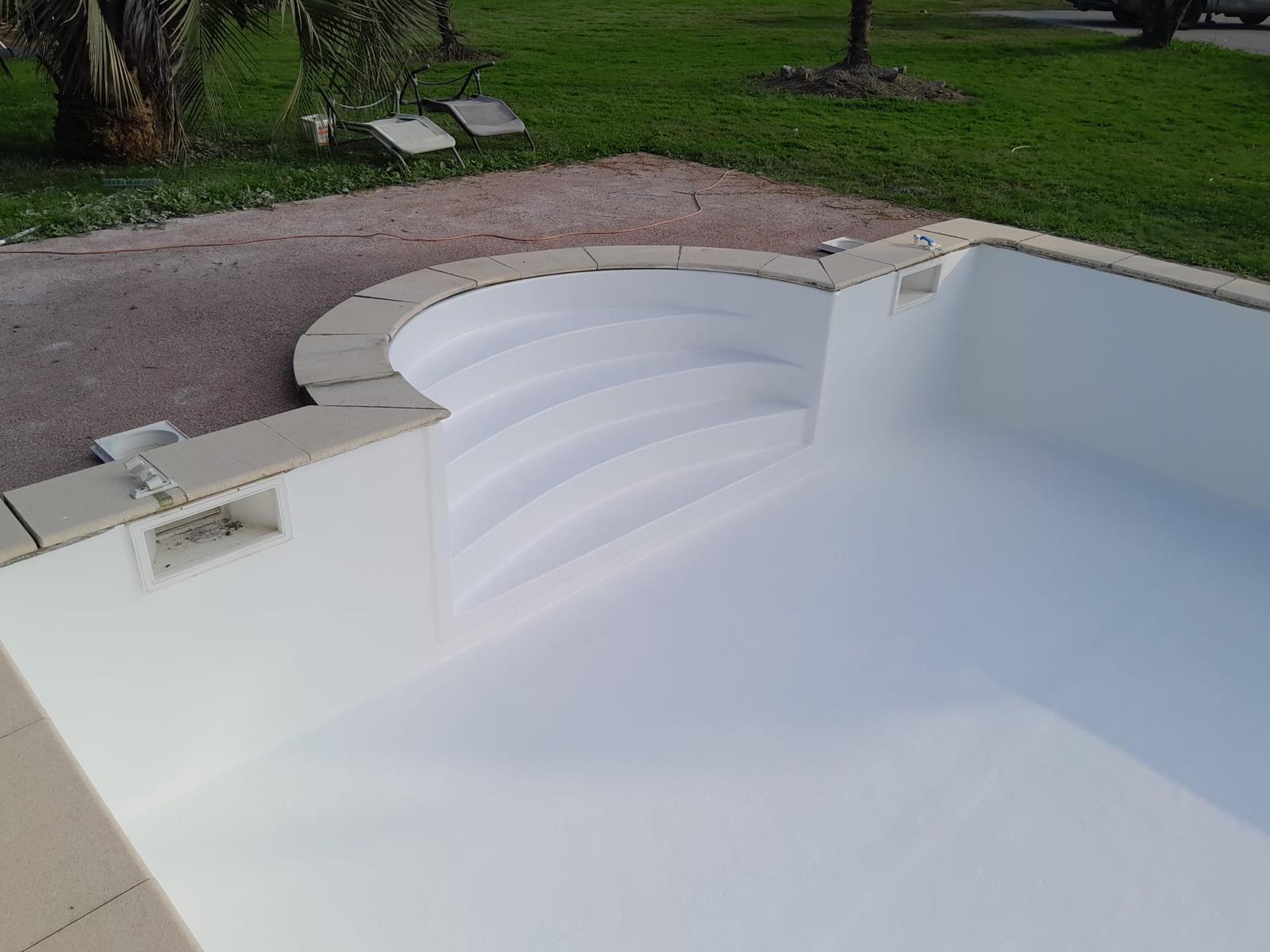 White Écofinish pool with sculpted Roman entry steps