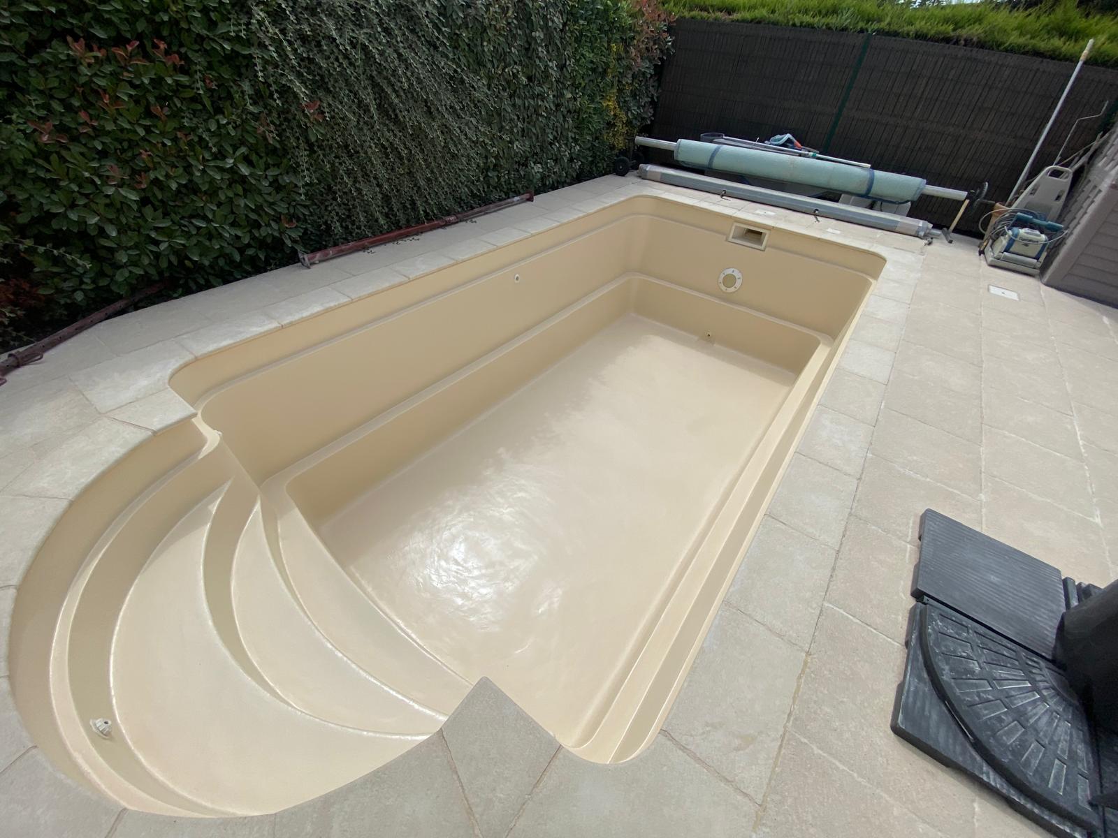 Cream Écofinish freeform pool with curved entry steps